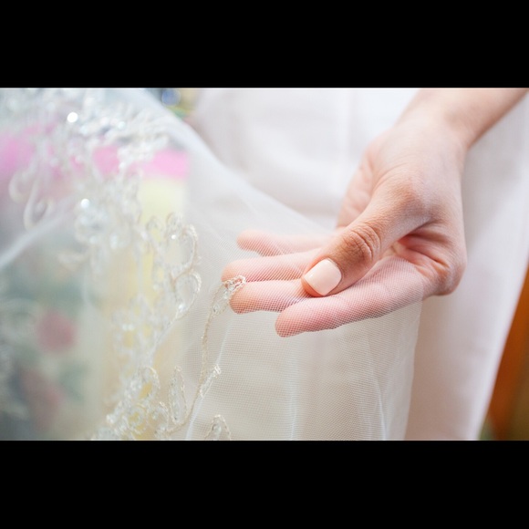 Wedding gown, flower belt accessory, veil - Picture 7 of 7